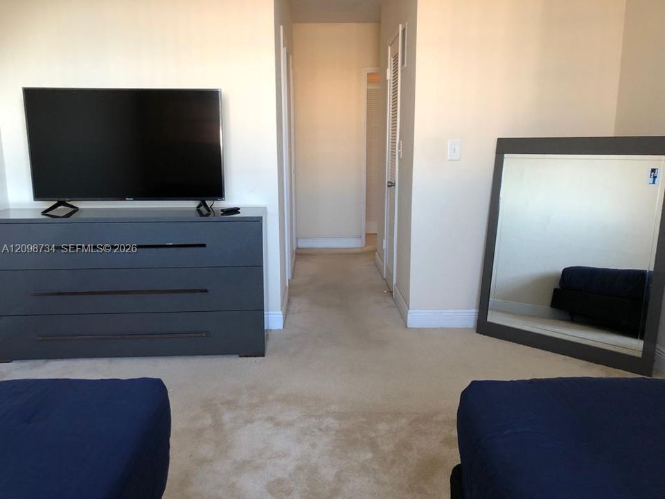 For Sale: $379,000 (1 beds, 1 baths, 1000 Square Feet)