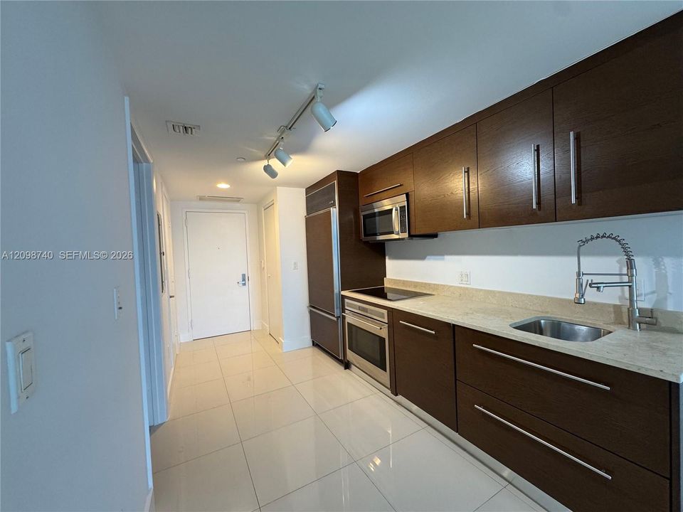 For Rent: $2,650 (0 beds, 1 baths, 598 Square Feet)