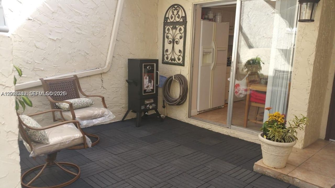 For Sale: $220,000 (2 beds, 1 baths, 1000 Square Feet)