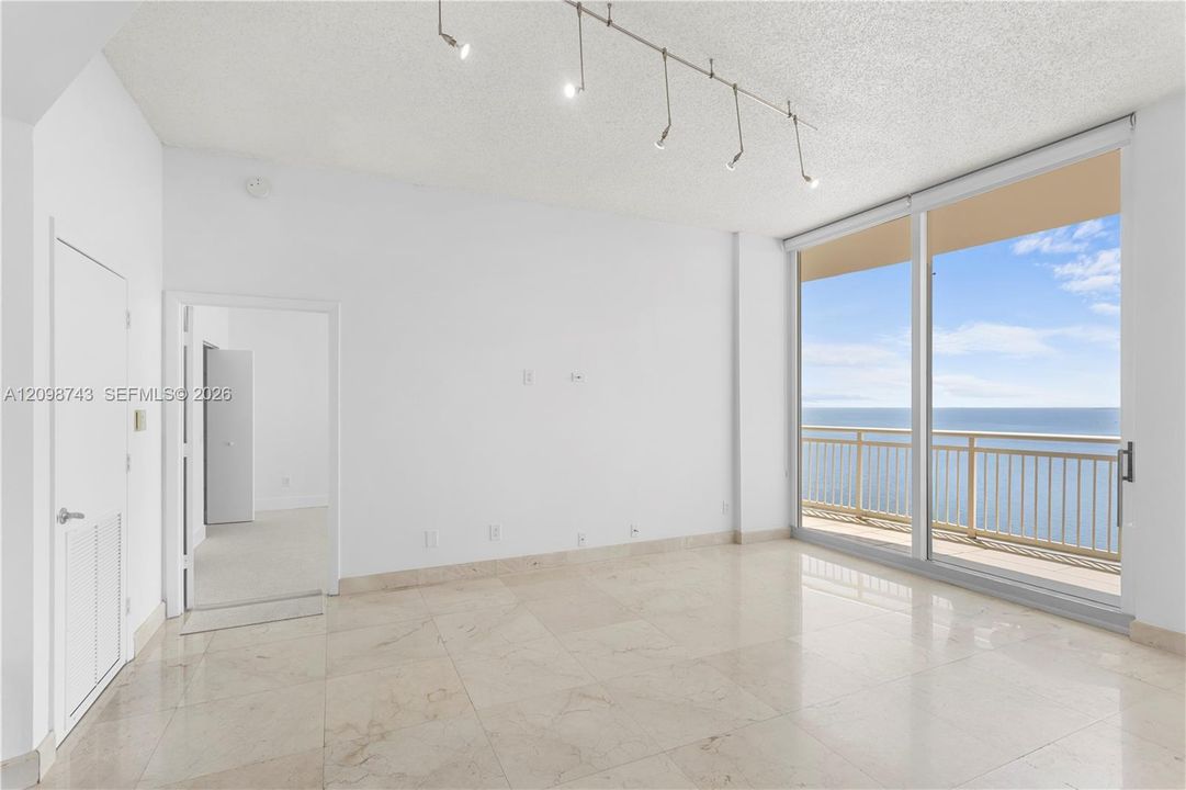 For Rent: $3,300 (1 beds, 1 baths, 770 Square Feet)