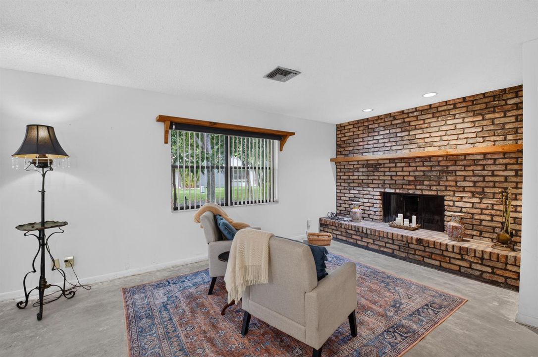 EXTENDED LIVING ROOM AREA