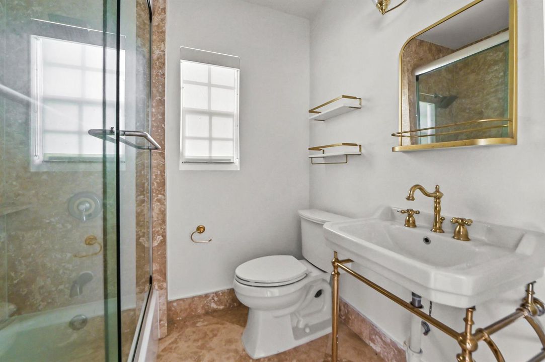 14 Bathroom 01