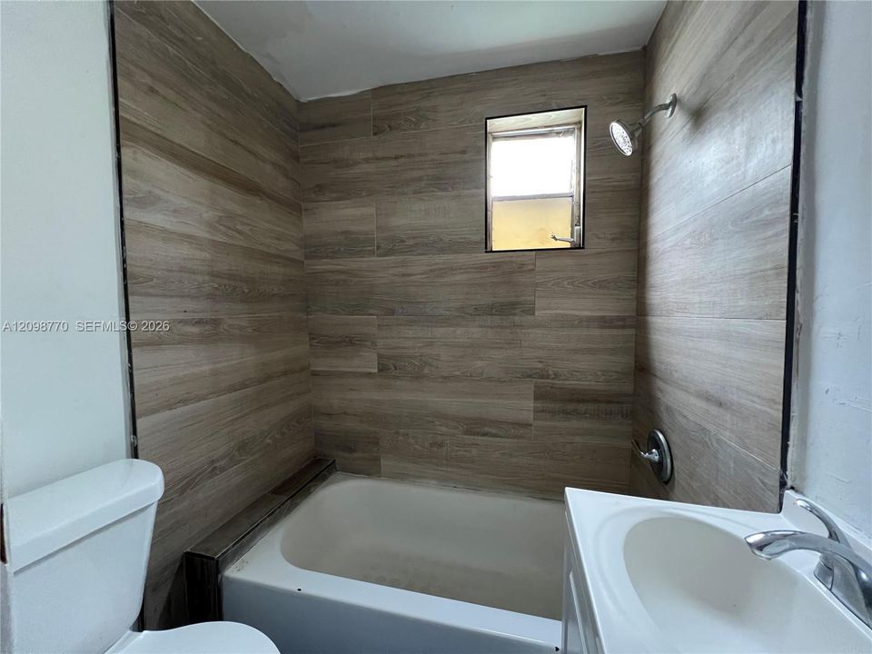 For Rent: $1,800 (2 beds, 1 baths, 1000 Square Feet)