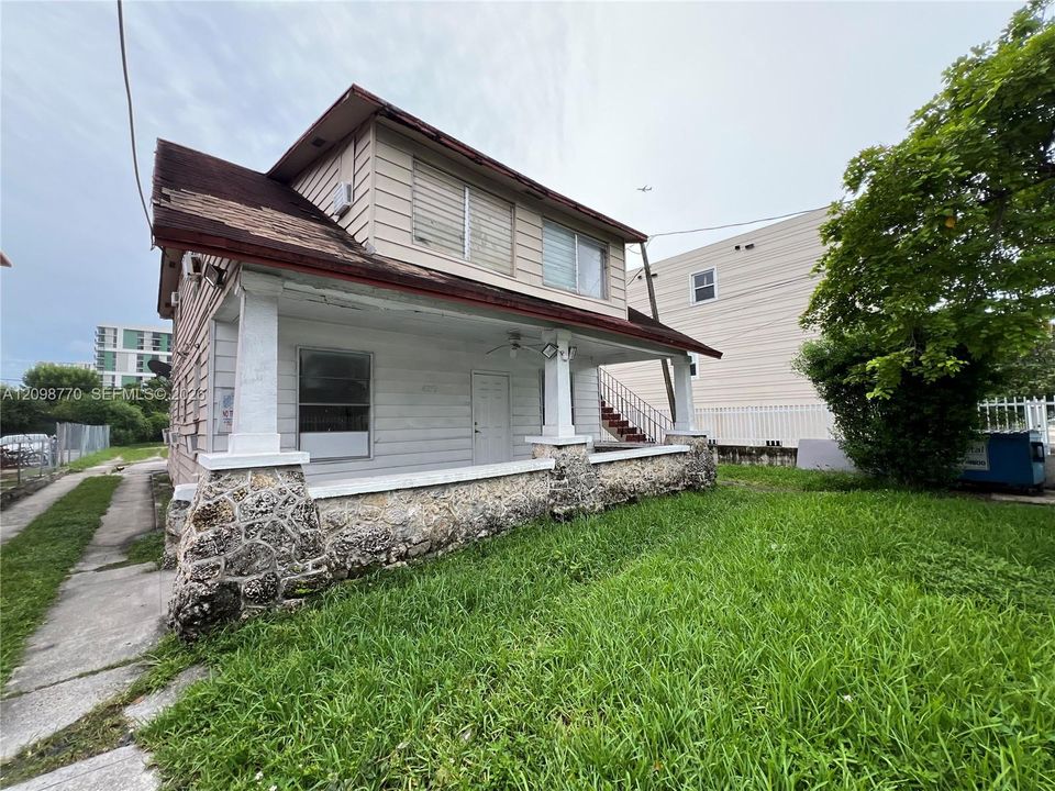 For Rent: $1,800 (2 beds, 1 baths, 1000 Square Feet)