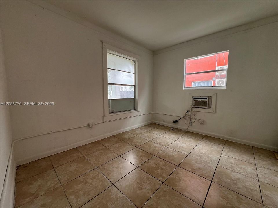 For Rent: $1,800 (2 beds, 1 baths, 1000 Square Feet)