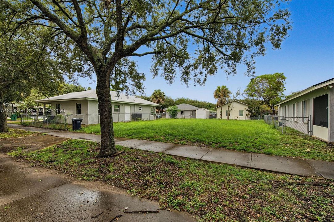 En Venta: $160,000 (0.09 acres)