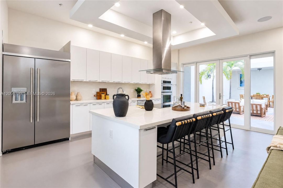 For Sale: $2,995,000 (3 beds, 3 baths, 2976 Square Feet)
