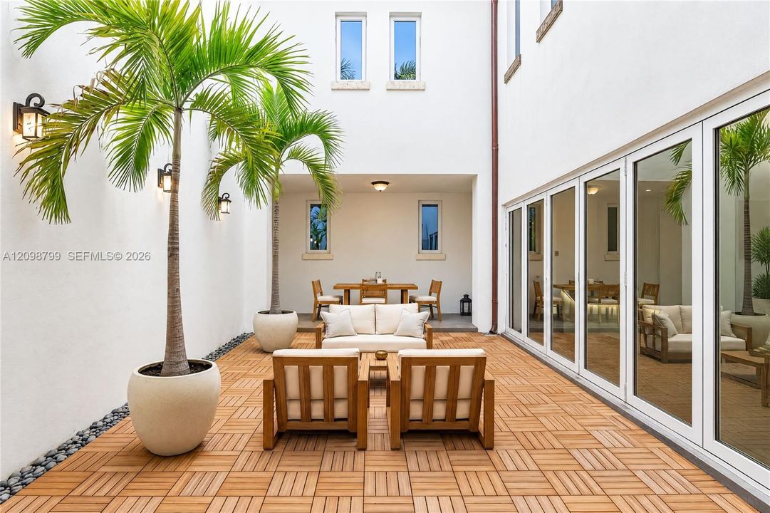 For Sale: $2,995,000 (3 beds, 3 baths, 2976 Square Feet)