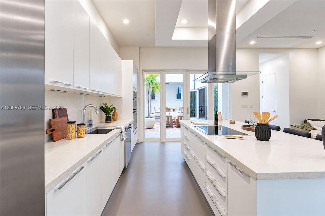 For Sale: $2,995,000 (3 beds, 3 baths, 2976 Square Feet)