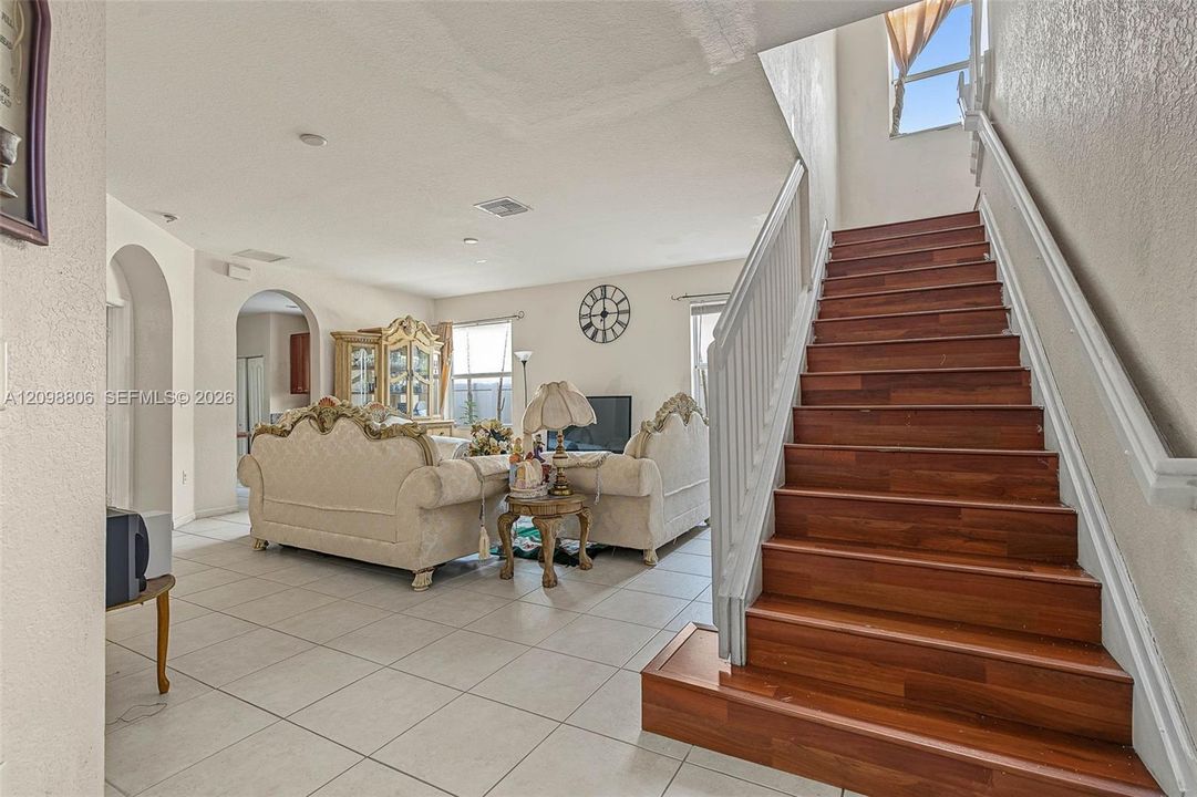 En Venta: $450,000 (5 camas, 3 baños, 2063 Pies cuadrados)