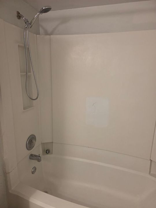 2701 RIVERSIDE 518 BATHROOM 1