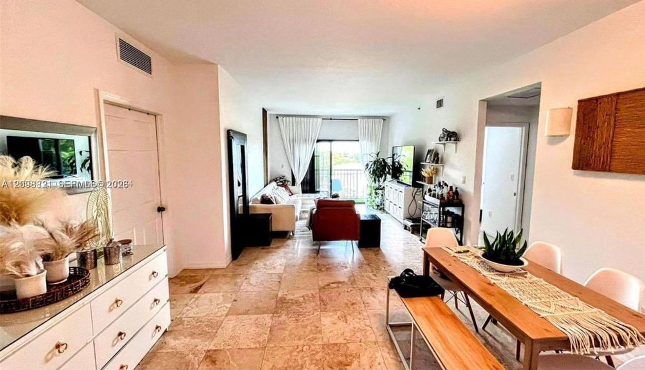 En Venta: $630,000 (3 camas, 2 baños, 1168 Pies cuadrados)