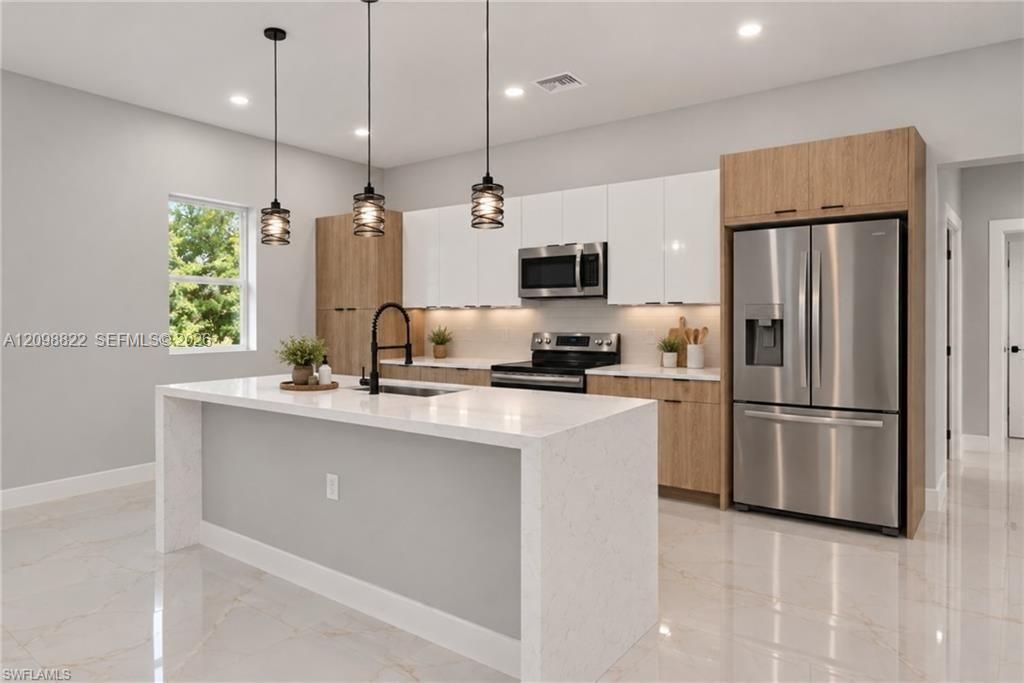 For Sale: $318,500 (4 beds, 2 baths, 1650 Square Feet)
