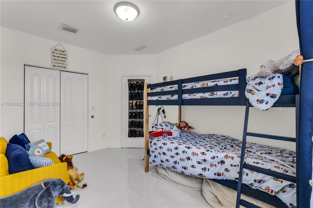 En Venta: $598,000 (4 camas, 3 baños, 2500 Pies cuadrados)