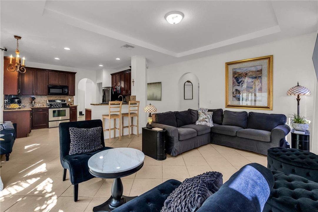 En Venta: $598,000 (4 camas, 3 baños, 2500 Pies cuadrados)