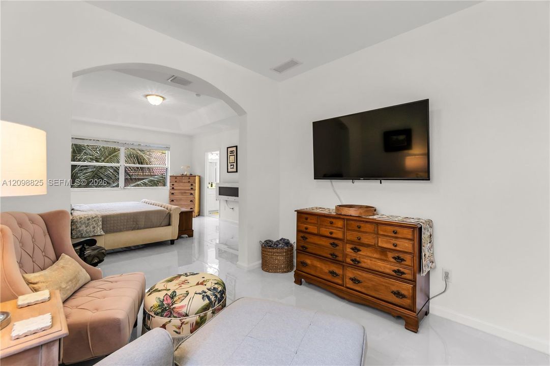 En Venta: $598,000 (4 camas, 3 baños, 2500 Pies cuadrados)