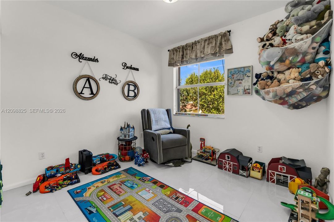 En Venta: $598,000 (4 camas, 3 baños, 2500 Pies cuadrados)