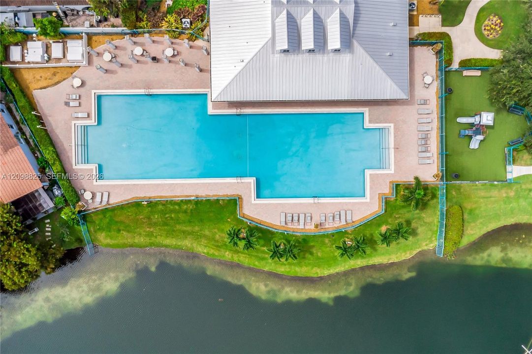 En Venta: $598,000 (4 camas, 3 baños, 2500 Pies cuadrados)