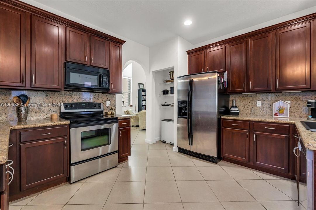 En Venta: $598,000 (4 camas, 3 baños, 2500 Pies cuadrados)