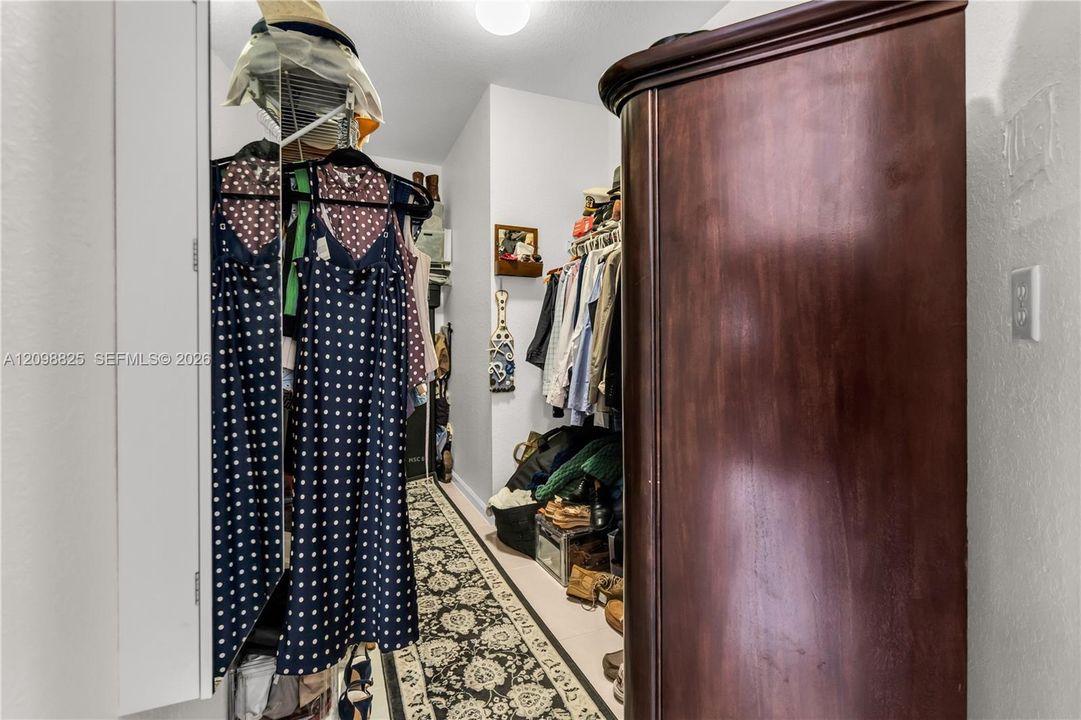 En Venta: $598,000 (4 camas, 3 baños, 2500 Pies cuadrados)