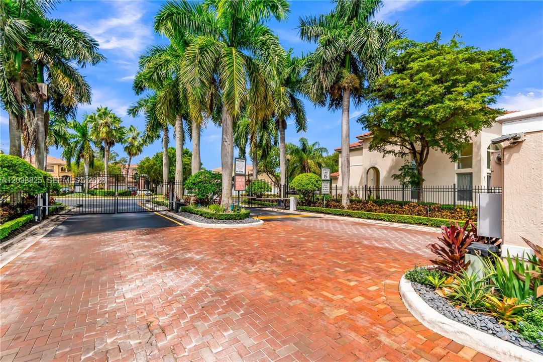 En Venta: $598,000 (4 camas, 3 baños, 2500 Pies cuadrados)