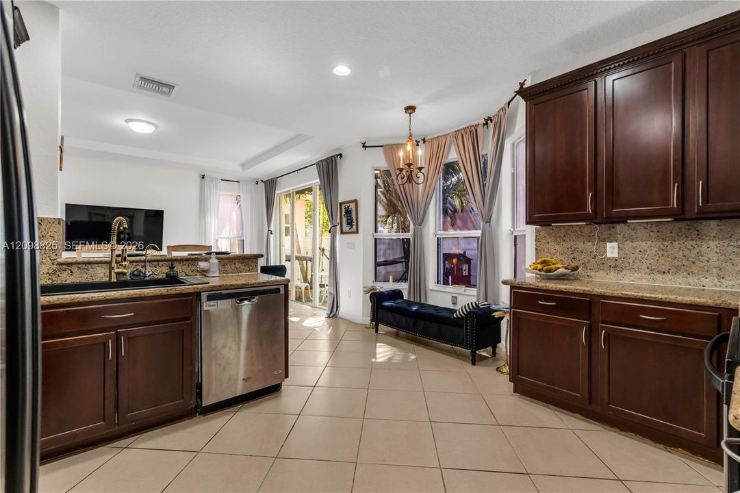 En Venta: $598,000 (4 camas, 3 baños, 2500 Pies cuadrados)