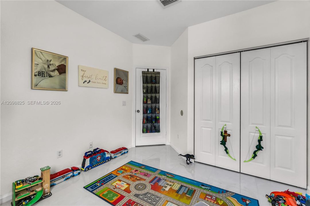 En Venta: $598,000 (4 camas, 3 baños, 2500 Pies cuadrados)