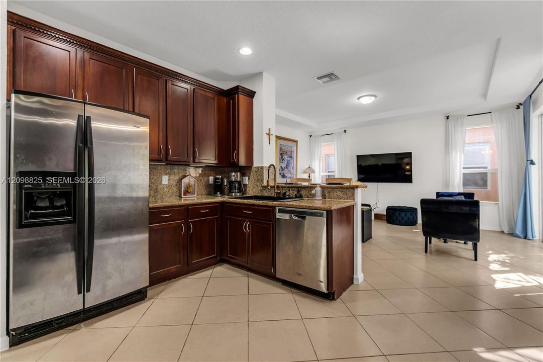 En Venta: $598,000 (4 camas, 3 baños, 2500 Pies cuadrados)