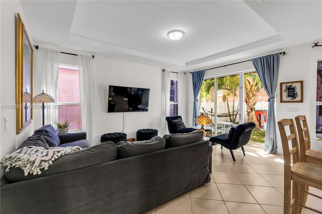 En Venta: $598,000 (4 camas, 3 baños, 2500 Pies cuadrados)