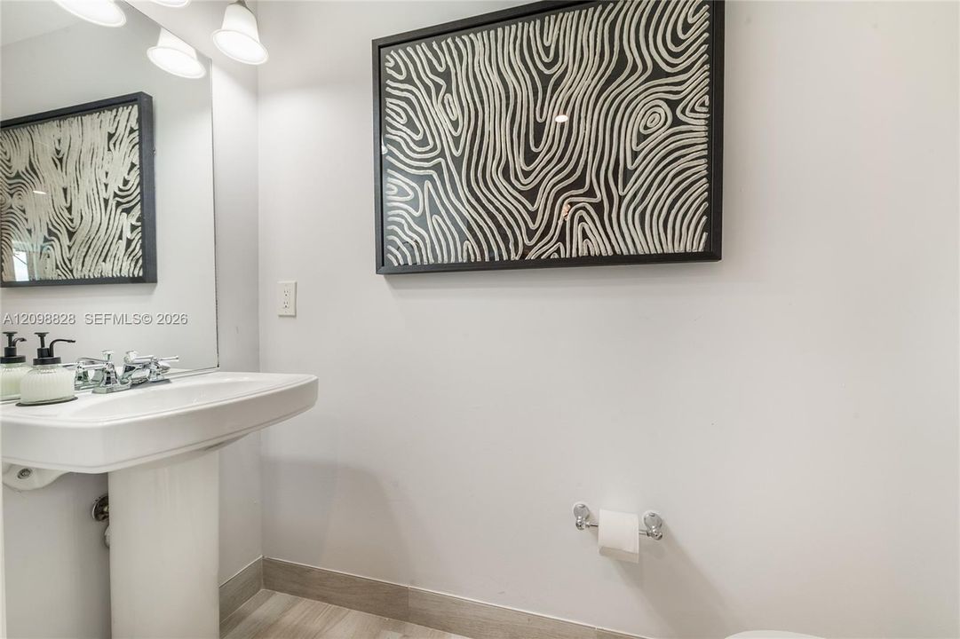 For Sale: $498,000 (1 beds, 1 baths, 780 Square Feet)