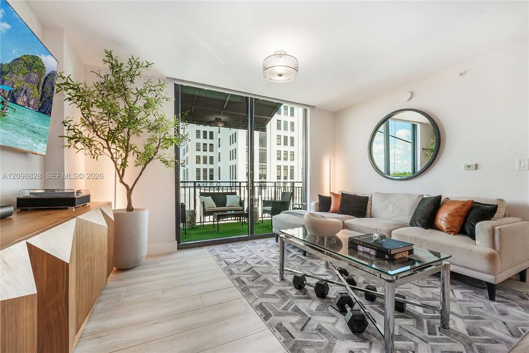 For Sale: $498,000 (1 beds, 1 baths, 780 Square Feet)