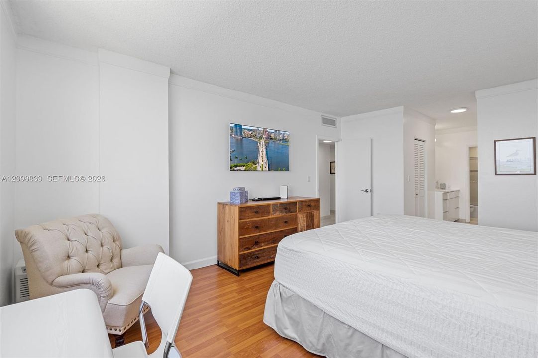For Rent: $3,200 (2 beds, 2 baths, 1220 Square Feet)