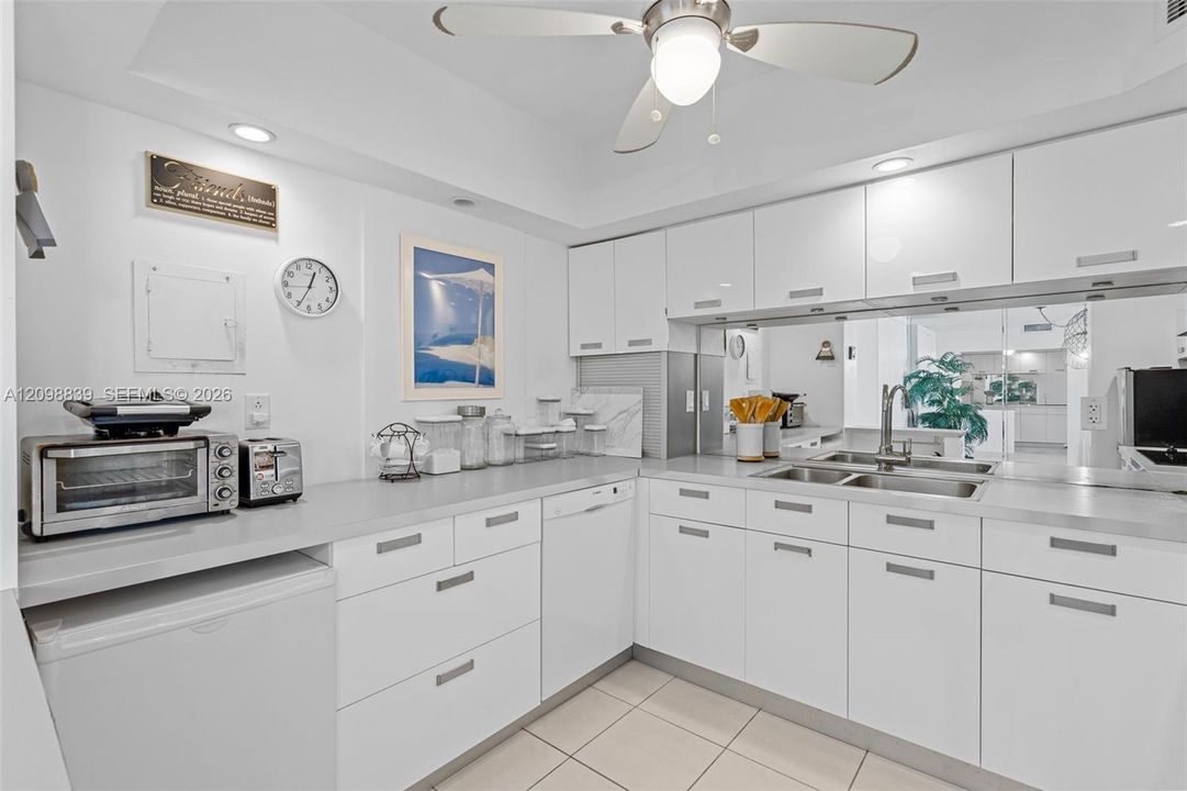 For Rent: $3,200 (2 beds, 2 baths, 1220 Square Feet)