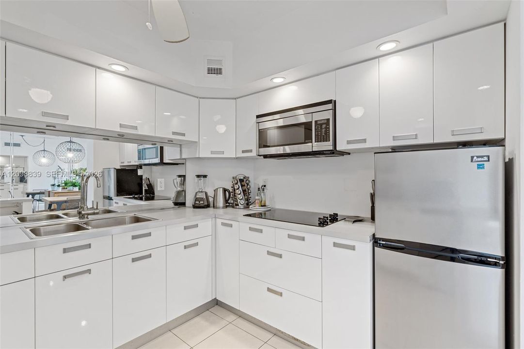 For Rent: $3,200 (2 beds, 2 baths, 1220 Square Feet)