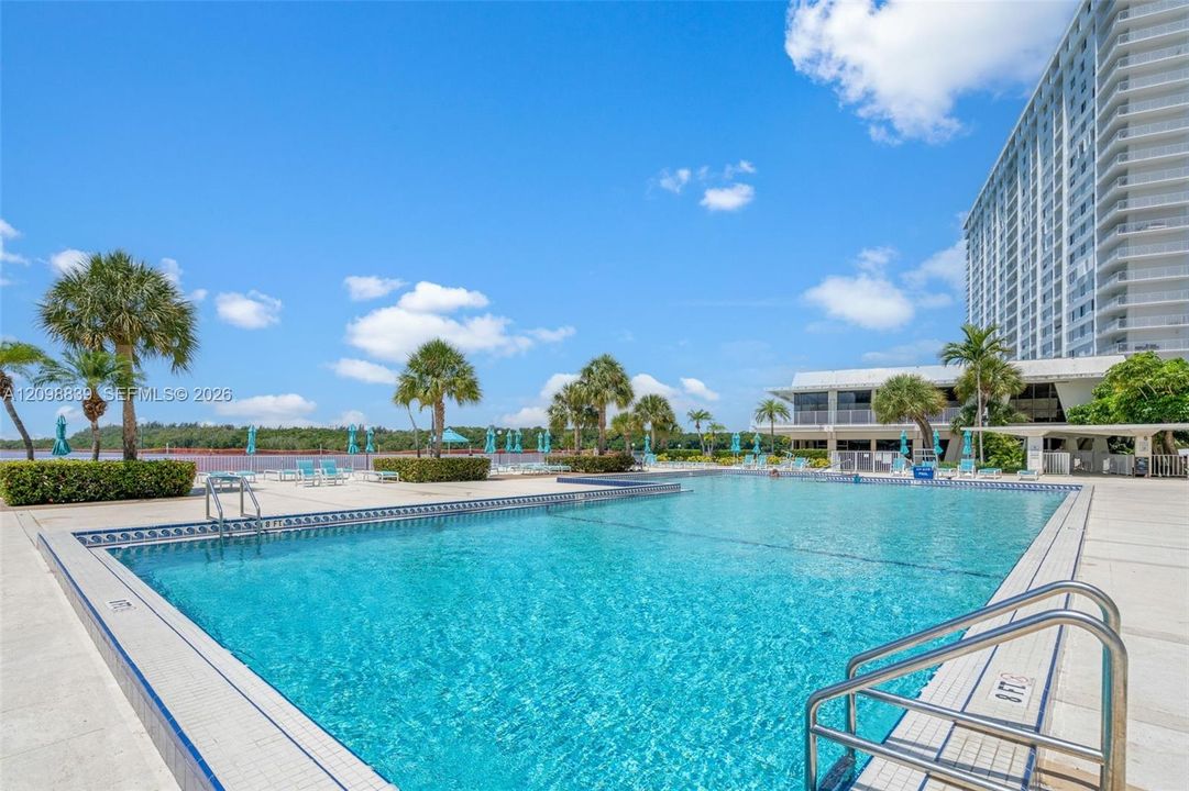 For Rent: $3,200 (2 beds, 2 baths, 1220 Square Feet)