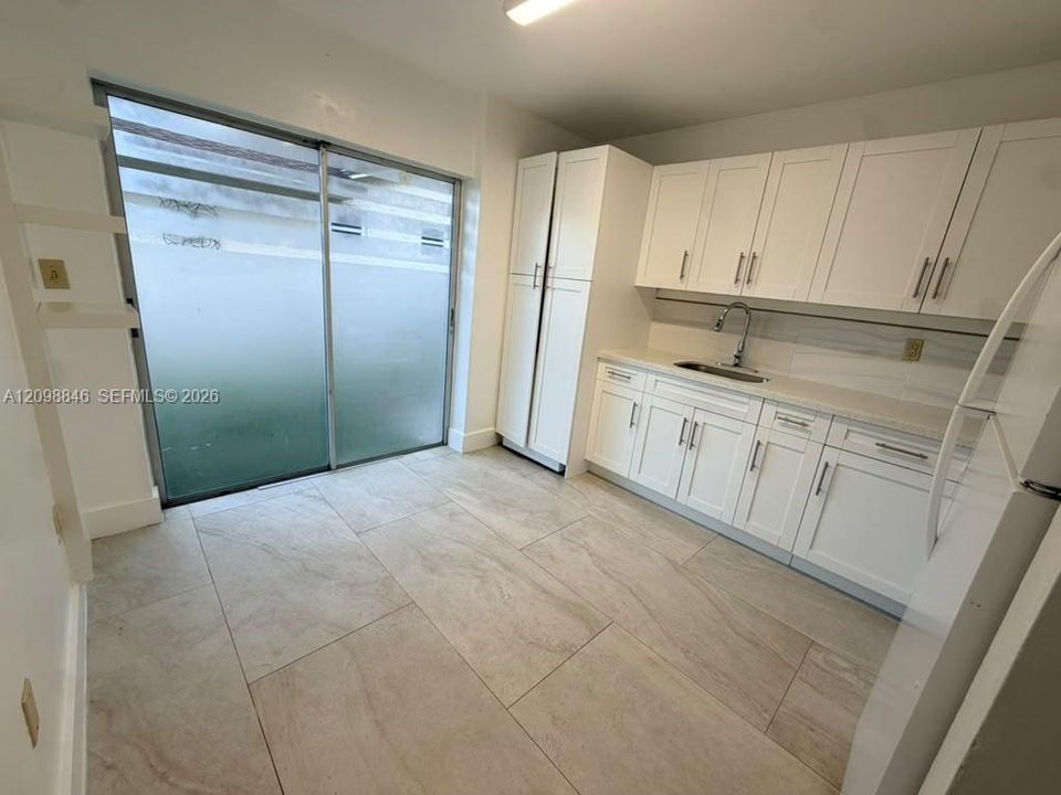 For Rent: $2,300 (2 beds, 1 baths, 3146 Square Feet)