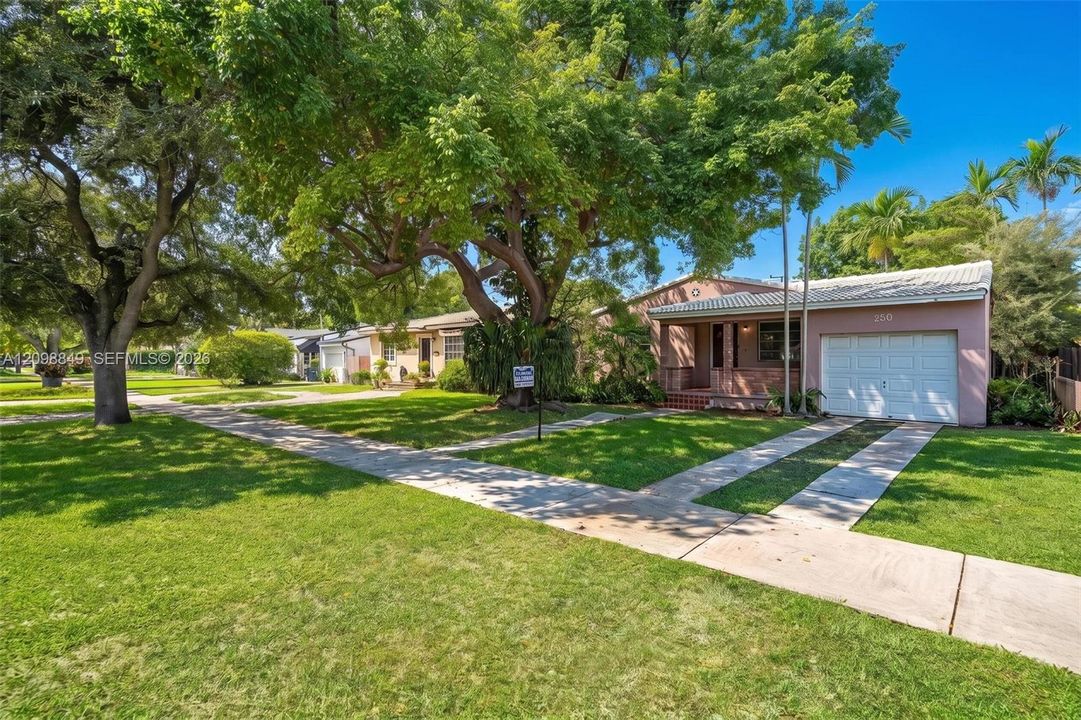 For Sale: $629,000 (2 beds, 1 baths, 928 Square Feet)