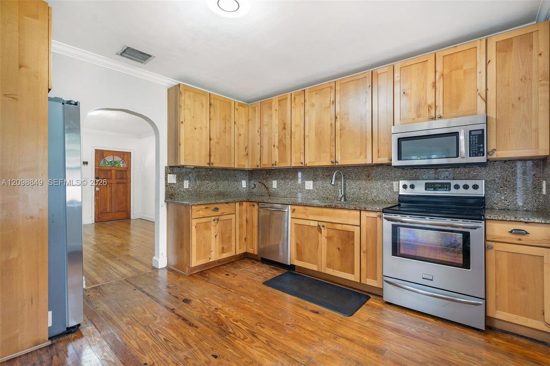 For Sale: $629,000 (2 beds, 1 baths, 928 Square Feet)