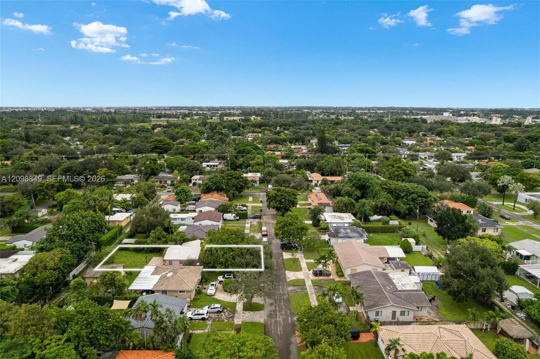 For Sale: $629,000 (2 beds, 1 baths, 928 Square Feet)