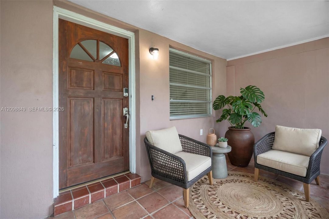 For Sale: $629,000 (2 beds, 1 baths, 928 Square Feet)