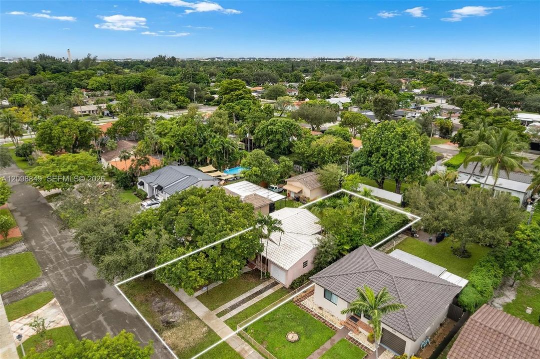 For Sale: $629,000 (2 beds, 1 baths, 928 Square Feet)