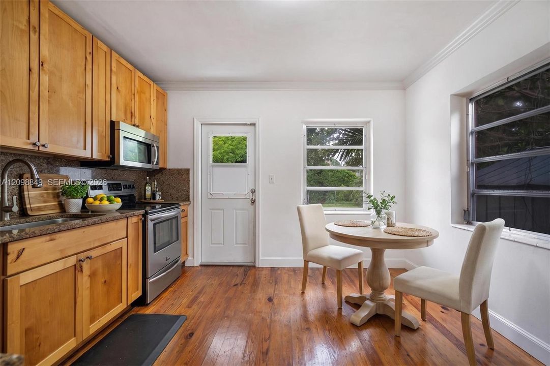 For Sale: $629,000 (2 beds, 1 baths, 928 Square Feet)