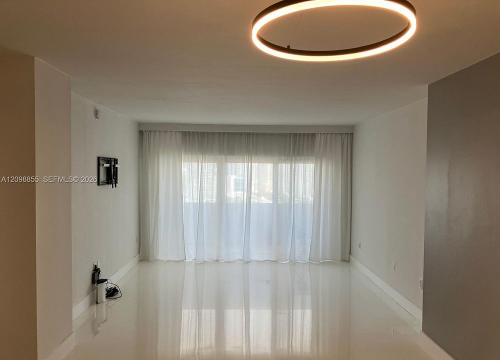 For Sale: $345,000 (0 beds, 0 baths, 762 Square Feet)