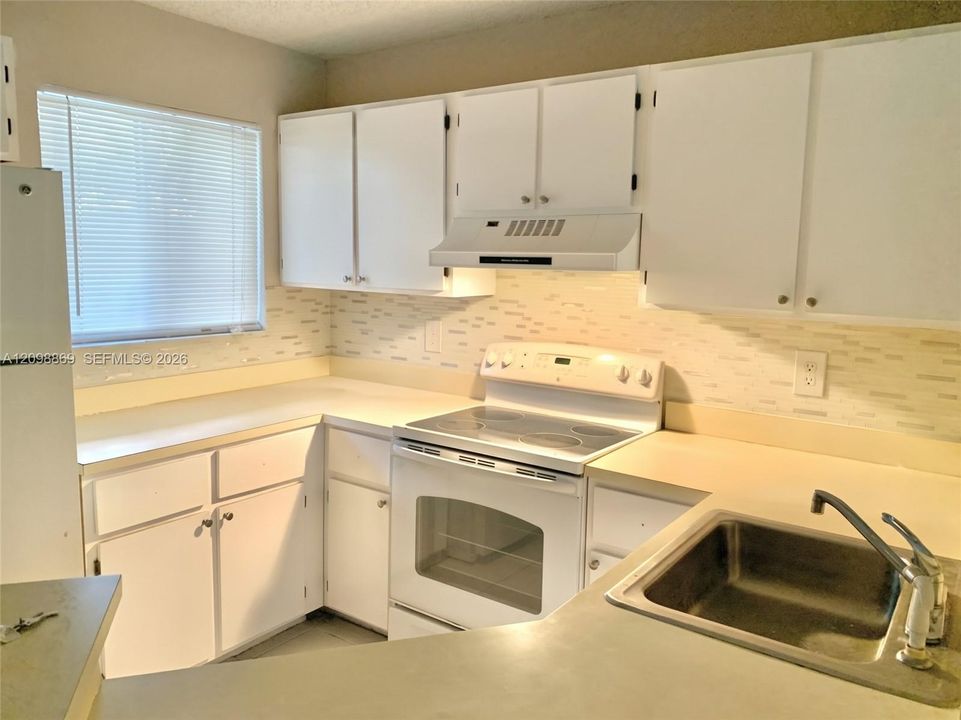 For Sale: $175,000 (2 beds, 2 baths, 832 Square Feet)