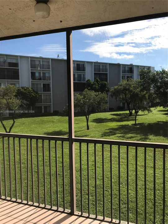 For Sale: $175,000 (2 beds, 2 baths, 832 Square Feet)