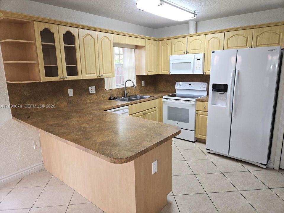 В аренду: $3,200 (3 спален, 2 ванн, 1300 Квадратных фут)