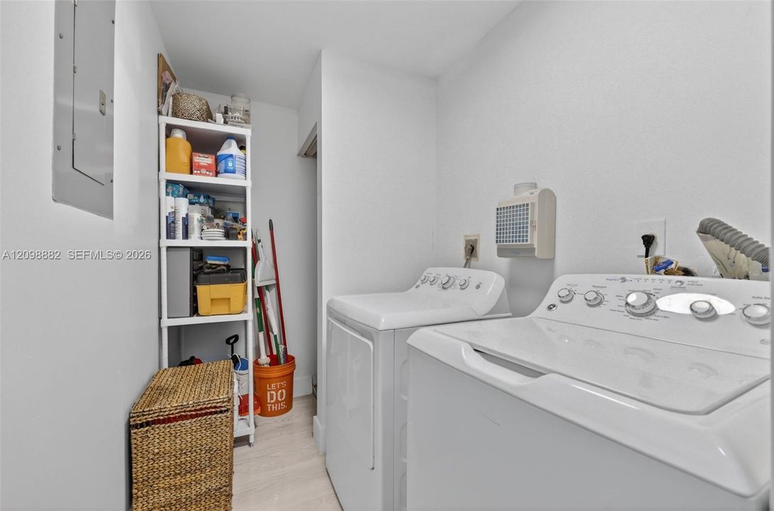 Activo con contrato: $3,900 (3 camas, 2 baños, 1900 Pies cuadrados)
