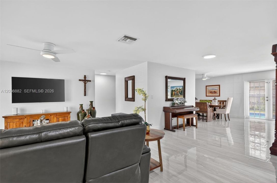 Activo con contrato: $3,900 (3 camas, 2 baños, 1900 Pies cuadrados)