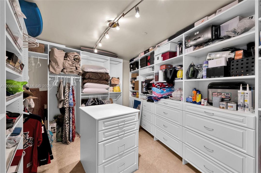 For Sale: $1,250,000 (2 beds, 2 baths, 1782 Square Feet)