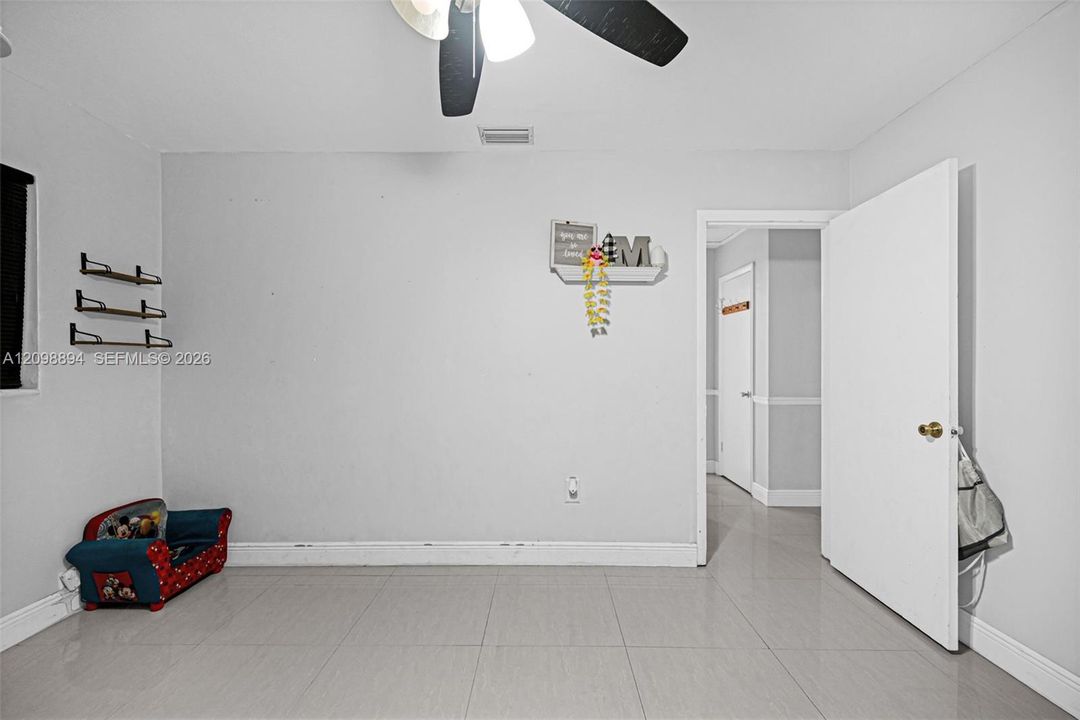En Venta: $590,000 (4 camas, 2 baños, 1773 Pies cuadrados)